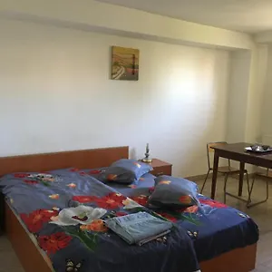2 Gazde/Camere de închiriat